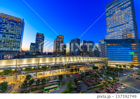 東京　千代田区　丸の内　東京駅の夜景（東京ミッドタウン八重洲　八重洲テラスより） 137392749