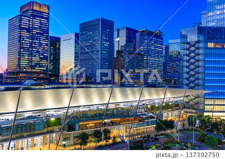 東京　千代田区　丸の内　東京駅の夜景（東京ミッドタウン八重洲　八重洲テラスより） 137392750