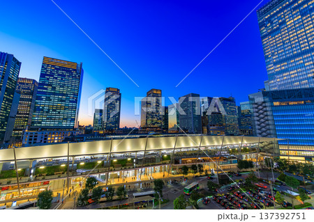 東京 千代田区 丸の内 東京駅の夜景(東京ミッドタウン八重洲 八重洲テラスより) 東京 千代田区 丸の内 東京駅の夜景(東京ミッドタウン八重洲 八重洲テラスより) 137392751