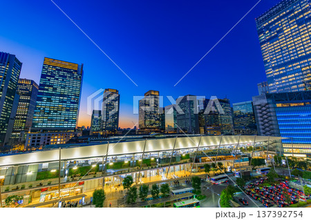 東京 千代田区 丸の内 東京駅の夜景(東京ミッドタウン八重洲 八重洲テラスより) 東京 千代田区 丸の内 東京駅の夜景(東京ミッドタウン八重洲 八重洲テラスより) 137392754