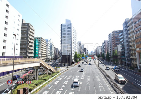 入谷交差点から上野駅方面を見る　台東区 137392804