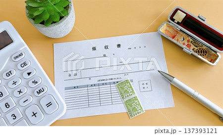 領収書と電卓と印鑑 領収書と電卓と印鑑 137393121