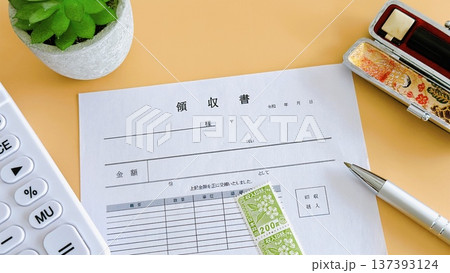 領収書と電卓と印鑑 領収書と電卓と印鑑 137393124