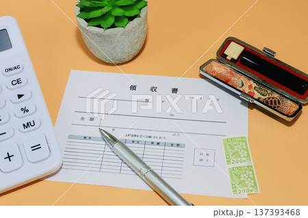 領収書と電卓と印鑑 137393468