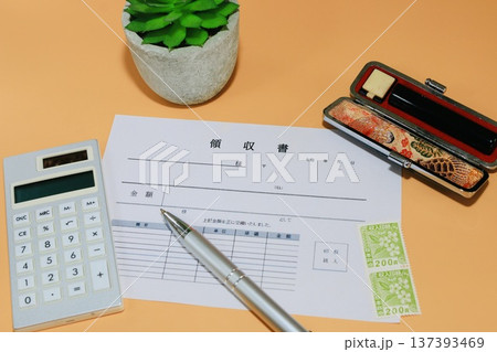 領収書と電卓と印鑑 領収書と電卓と印鑑 137393469