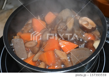 鍋でじっくり煮込む具だくさんの筑前煮（がめ煮） 137393559