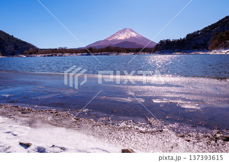 精進湖の早春の風景　結氷の湖面越しに観る子抱富士　 山梨県 137393615