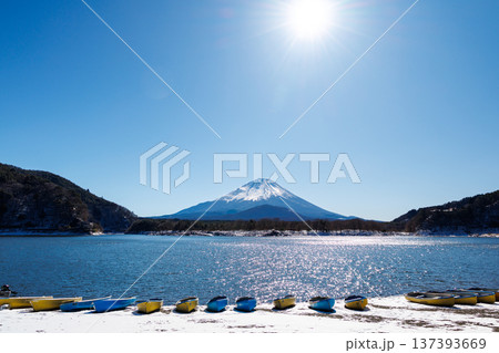 精進湖の早春の風景 結氷の湖面越しに観る子抱富士 山梨県 精進湖の早春の風景 結氷の湖面越しに観る子抱富士 山梨県 137393669