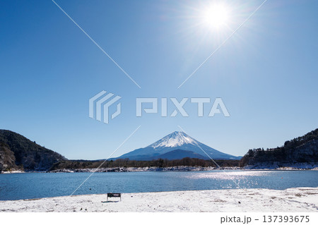 精進湖の早春の風景 結氷の湖面越しに観る子抱富士 山梨県 精進湖の早春の風景 結氷の湖面越しに観る子抱富士 山梨県 137393675