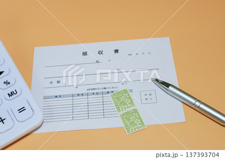領収書と電卓 137393704