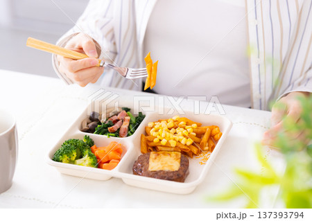 宅配弁当を食べる女性の手元 宅配弁当を食べる女性の手元 137393794