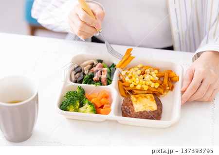 宅配弁当を食べる女性の手元 137393795