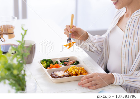 宅配弁当を食べる女性の手元 宅配弁当を食べる女性の手元 137393796