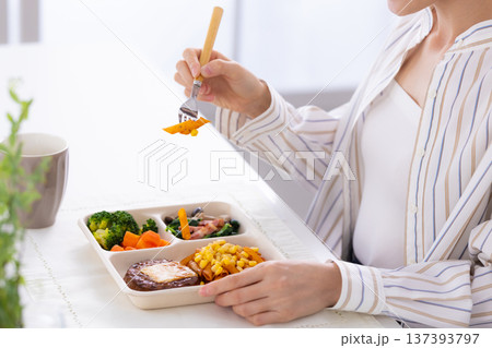 宅配弁当を食べる女性の手元 宅配弁当を食べる女性の手元 137393797