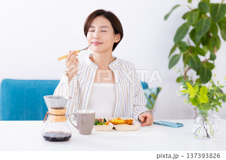 食事 宅配弁当を食べる女性 食事 宅配弁当を食べる女性 137393826