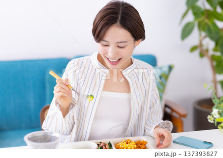 食事 宅配弁当を食べる女性 食事 宅配弁当を食べる女性 137393827