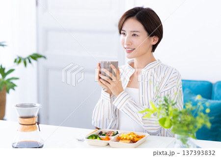 食事 宅配弁当を食べる女性 食事 宅配弁当を食べる女性 137393832