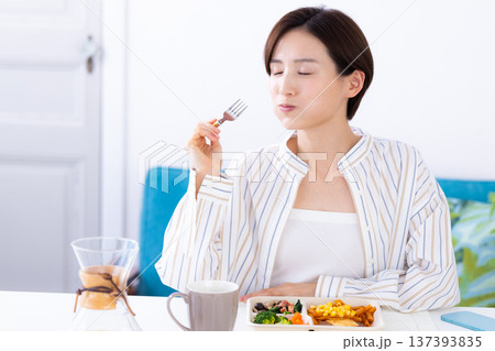 食事 宅配弁当を食べる女性 食事 宅配弁当を食べる女性 137393835
