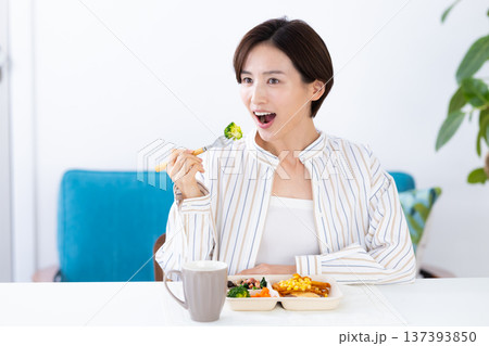 食事　宅配弁当を食べる女性 137393850