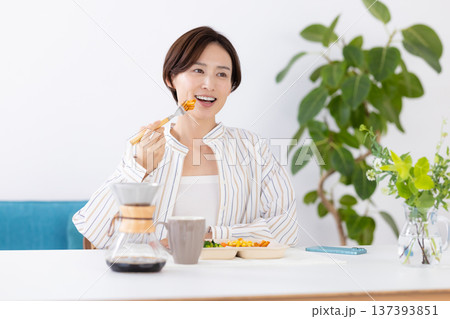 食事 宅配弁当を食べる女性 食事 宅配弁当を食べる女性 137393851