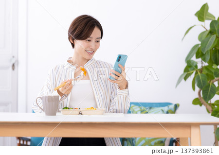 食事 宅配弁当を食べる女性 食事 宅配弁当を食べる女性 137393861