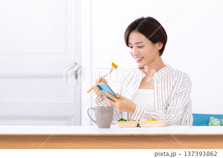 食事 宅配弁当を食べる女性 食事 宅配弁当を食べる女性 137393862