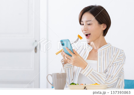 食事 宅配弁当を食べる女性 食事 宅配弁当を食べる女性 137393863