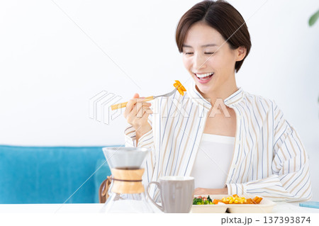 食事　宅配弁当を食べる女性 137393874