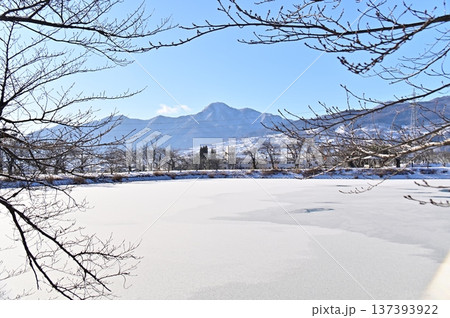 凍った治田池の湖面と冠着山の早春の風景 凍った治田池の湖面と冠着山の早春の風景 137393922