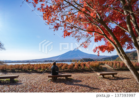 紅葉の河口湖でベンチに座る女性 紅葉の河口湖でベンチに座る女性 137393997