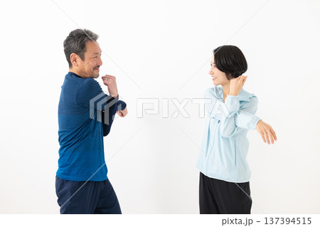 ストレッチをする男女 ストレッチをする男女 137394515
