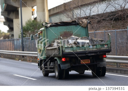 ダンプトラック　イメージ 137394531