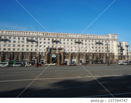 ロシア チェリャビンスク 革命広場 ソビエト建築と青空 137394747