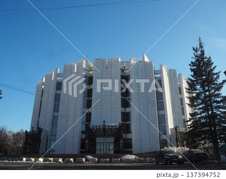 ロシア チェリャビンスク 革命広場 ソビエト建築と青空 137394752