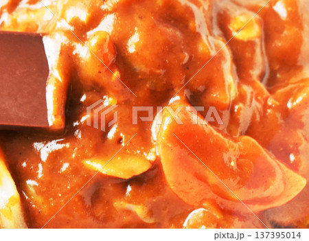 カレーに加えると栄養価　おいしさ共にアップする高カカオチョコレート 137395014