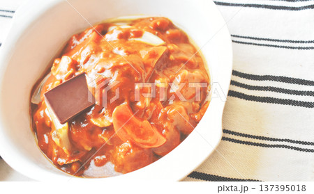 カレーに加えると栄養価　おいしさ共にアップする高カカオチョコレート 137395018