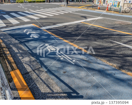「普通自転車専用通行帯」と交差点手前の停止線 137395094