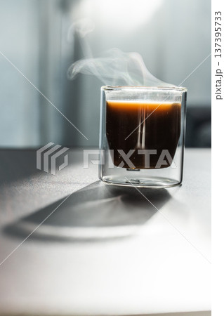 【コーヒー】窓からの光に輝く湯気とコーヒー 【コーヒー】窓からの光に輝く湯気とコーヒー 137395733
