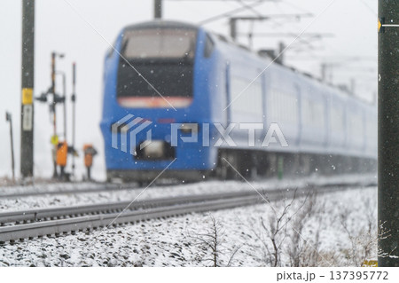 【冬の雪景色】東北の冬_踏切と電車 137395772