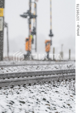 【冬の雪景色】東北の冬_踏切と電線 【冬の雪景色】東北の冬_踏切と電線 137395778