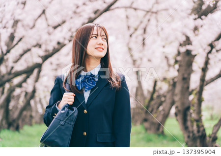 桜を見上げる高校生 137395904