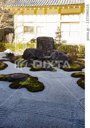 庭園の枯山水と飛び石 庭園の枯山水と飛び石 137396028