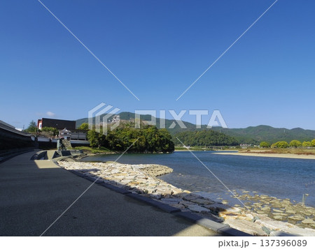 肱川より望む大洲城(愛媛県大洲市) 肱川より望む大洲城(愛媛県大洲市) 137396089