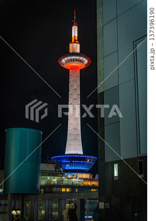 日本 京都の京都駅から望む京都タワーの夜景 日本 京都の京都駅から望む京都タワーの夜景 137396190