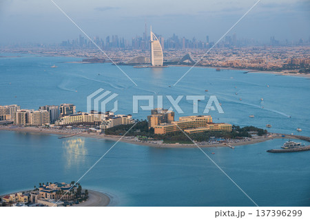 中東ドバイの美しい海辺の風景 中東ドバイの美しい海辺の風景 137396299