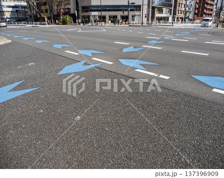 交差点内に設置された自転車ナビライン(矢羽根型路面表示) 交差点内に設置された自転車ナビライン(矢羽根型路面表示) 137396909