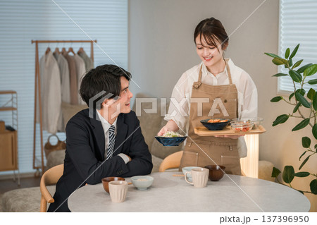 マイホームのダイニングテーブルで食事をする若いアジア人夫婦,カップル マイホームのダイニングテーブルで食事をする若いアジア人夫婦,カップル 137396950