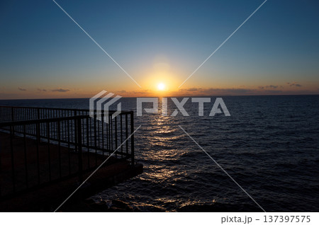 薩摩半島から望む海に沈む夕日 薩摩半島から望む海に沈む夕日 137397575