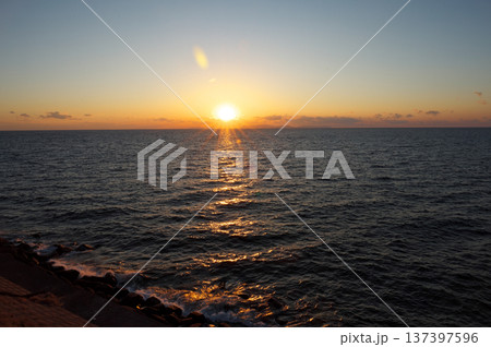 薩摩半島から望む海に沈む夕日 薩摩半島から望む海に沈む夕日 137397596