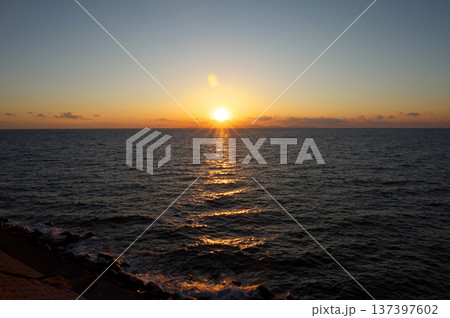 薩摩半島から望む海に沈む夕日 薩摩半島から望む海に沈む夕日 137397602